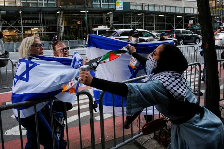ארה"ב מפגינה פרו פלסטינית מתעמתת עם מפגינה פרו ישראלית ליד הקונסוליה הישראלית במנהטן הסלמה עזה