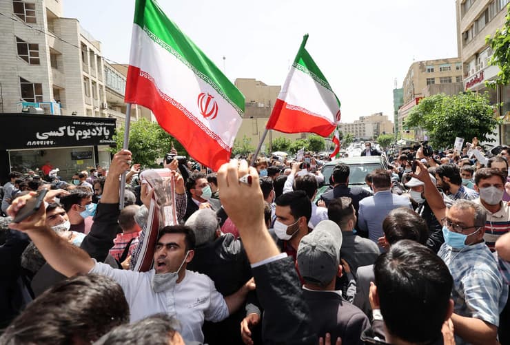 מלווים את נשיא איראן לשעבר מחמוד אחמדינג'אד להרשמה לבחירות לנשיאות