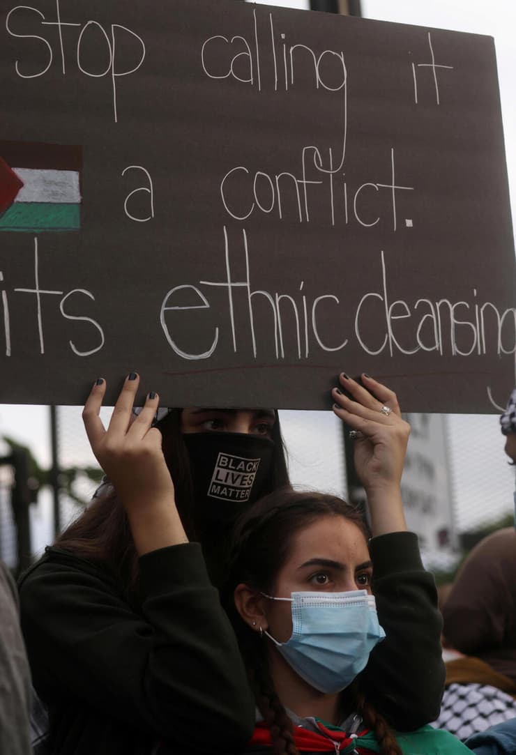 ארה"ב וושינגטון פעילים פרו פלסטינים מפגינים בכיכר Black Lives Matter 