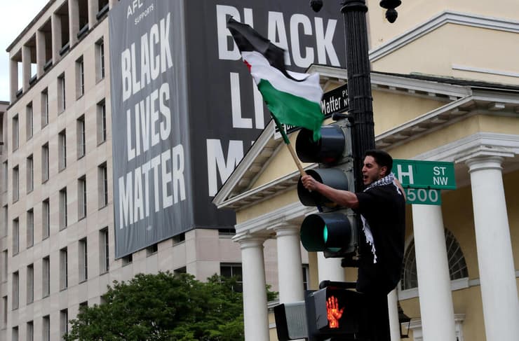 ארה"ב וושינגטון פעילים פרו פלסטינים מפגינים בכיכר Black Lives Matter אחרי שצעדו מ מחלקת המדינה