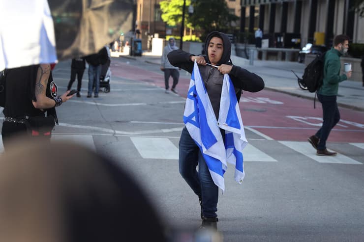 ארה"ב שיקגו הפגנה למען הפלסטינים ליד הקונסוליה הישראלית מבצע שומר החומות מפגין קורע דגל ישראל