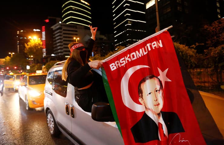 טורקיה איסטנבול מפגינים פרו פלסטינים מנפים דגל ארדואן ליד הקונסוליה הישראלית מבצע שומר החומות