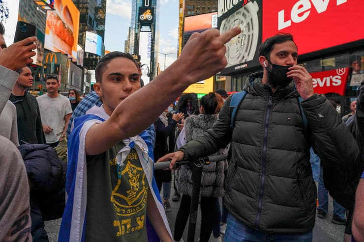 ארה"ב עימות בין מפגינים פרו פלסטינים ל תומכי ישראל ב כיכר טיימס ניו יורק מבצע שומר החומות