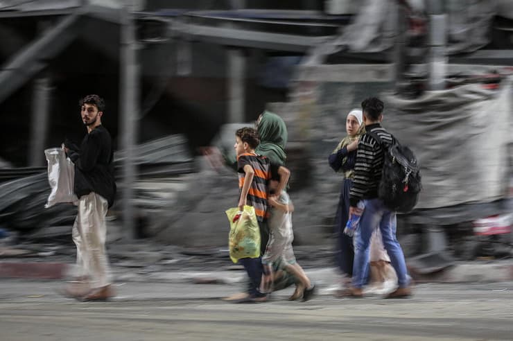 משפחות פלסטיניות נמלטות מבתיהן בעקבות התגברות התקיפות