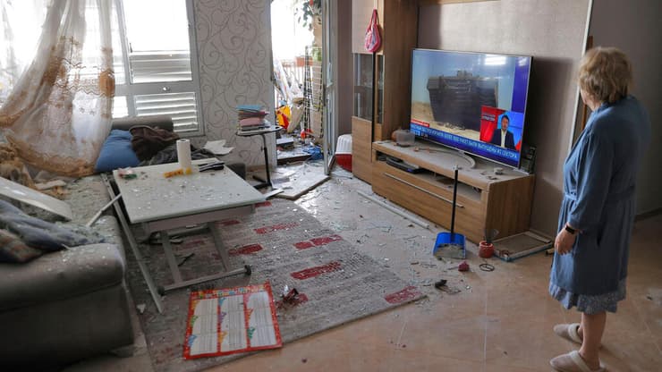 הרס שנגרם בעקבות פגיעה ישירה בבית באשקלון