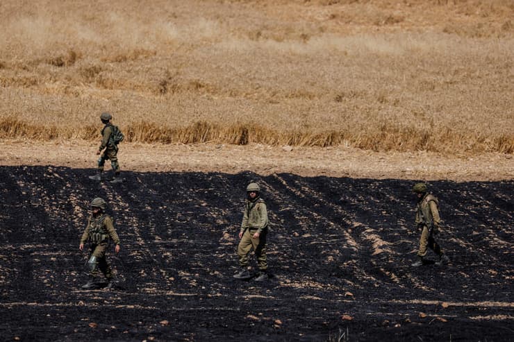 לוחמים של יחידת הארטילריה של צה"ל מתאספים סמוך לגבול רצועת עזה
