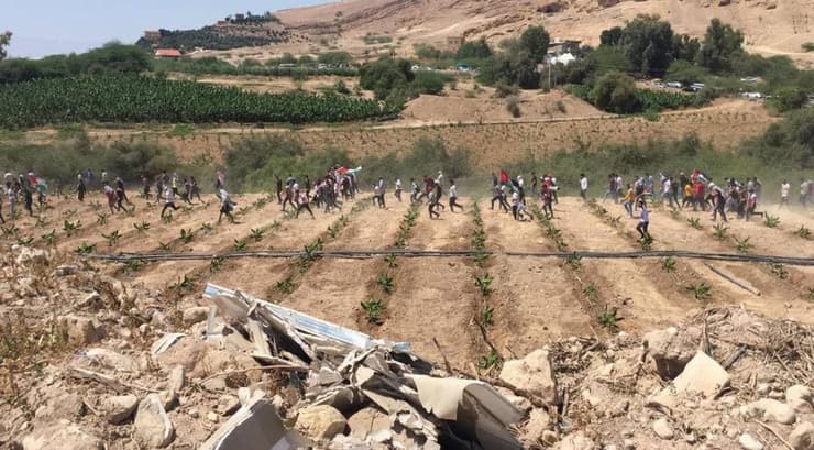 הפגנה של ירדנים צמוד לגדר הגבול 