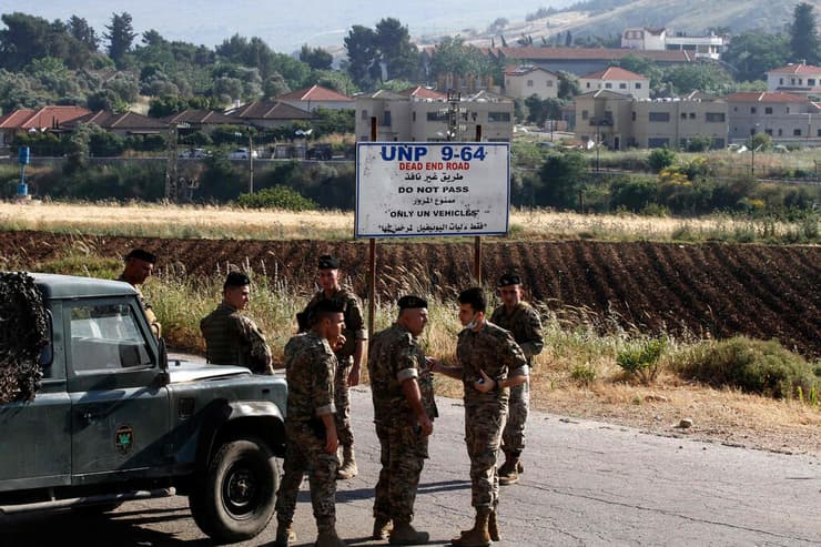 חיילים לבנונים ב דרום לבנון ברקע מטולה