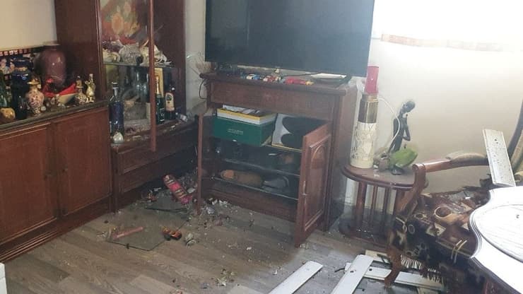 הרס שנגרם בעקבות פגיעה ישירה בבית באשקלון