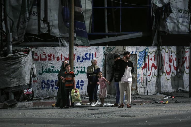 משפחות פלסטיניות נמלטות מבתיהן בעקבות התגברות התקיפות