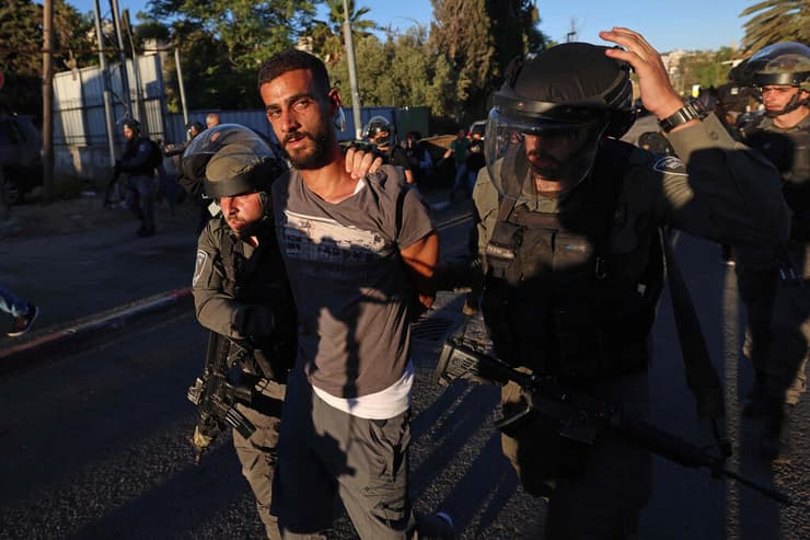 עימותים פלסטינים לשוטרים בשייח ג'ראח במהלך "שומר החומות"  