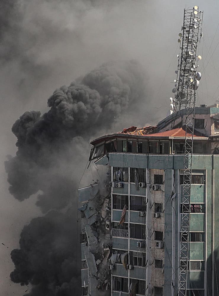 הפצצת מגדל התקשורת בעיר עזה, אשתקד. העיתונאים הוזהרו מראש וברחו      