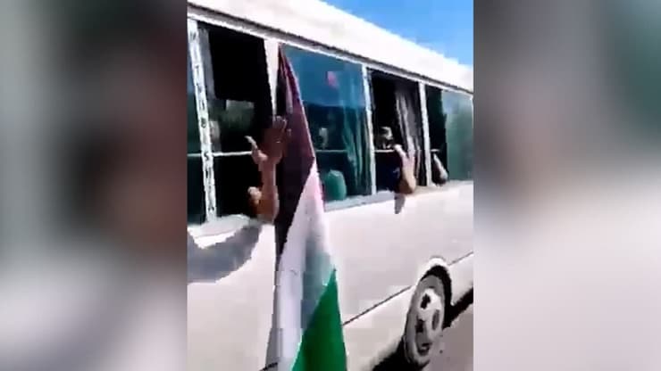 אוטובוסים ממחנות הפליטים הפלסטינים בלבנון בדרכם לאזור הגבול