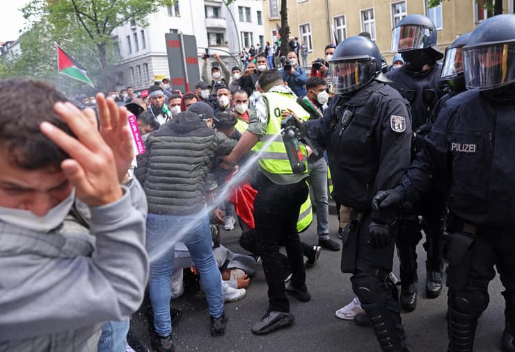 שוטרים ואנשי ביטחון מתעמתים עם מפגינים פרו-פלסטיניים בברלין, אחר הצהריים