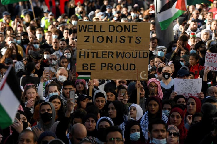 "יופי, ציונים, היטלר היה גאה". שלט בהפגנה בסידני, אוסטרליה, היום   