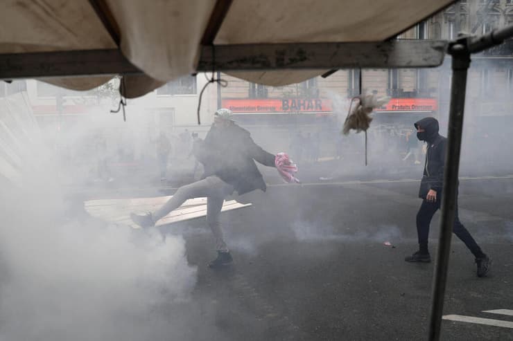 גז מדמיע וזרנוקי מים של המשטרה נגד מפגינים פרו-פלסטיניים בפריז, הערב