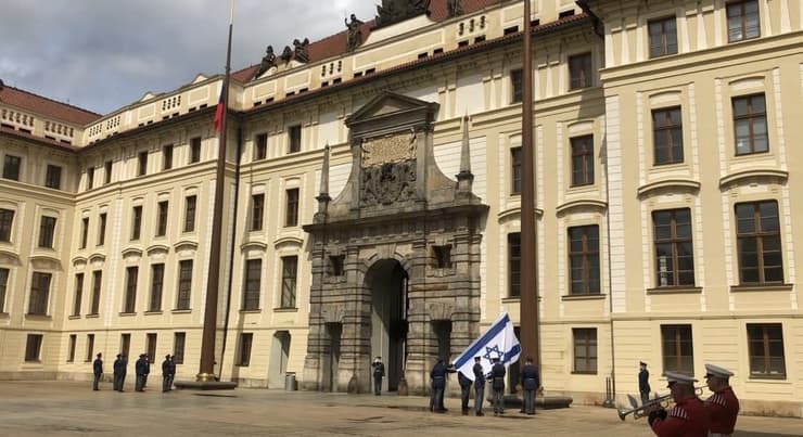 בצ'כיה מניפים את דגל ישראל במקום את דגל האיחוד האירופאי