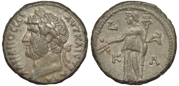 מטבע כסף עתיק המתוארך ל-136-137 לספירה עם הקיסר אדריאנוס והאלה דמטר אוחזת בידה לפיד וגבעולי תבואה.