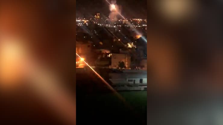 תושבים ברמלה טוענים שתושבים ערבים ירו זיקוקי חבלה לתוך בניין מגורים בזמן האזעקה