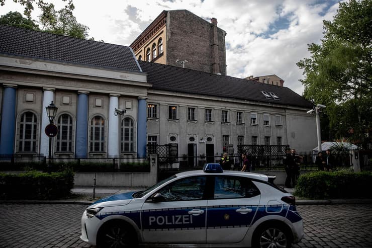 ניידת משטרה מחוץ לבית כנסת קרויצברג ברלין גרמניה