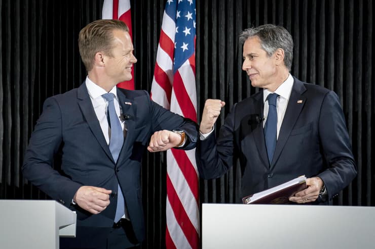מזכיר המדינה של ארה"ב אנתוני בלינקן ב קופנהגן דנמרק עם שר החוץ הדני יפה קופוד