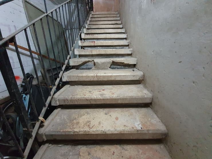מדרגות שבורות בדרך למקלט בראשון לציון