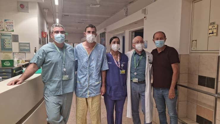 צוות המחלקה לניורוכירוגיה בסורוקה יחד עם הקצין שנפצע קשה מירי הנ"ט בגבול רצועת עזה בשבוע שעבר
