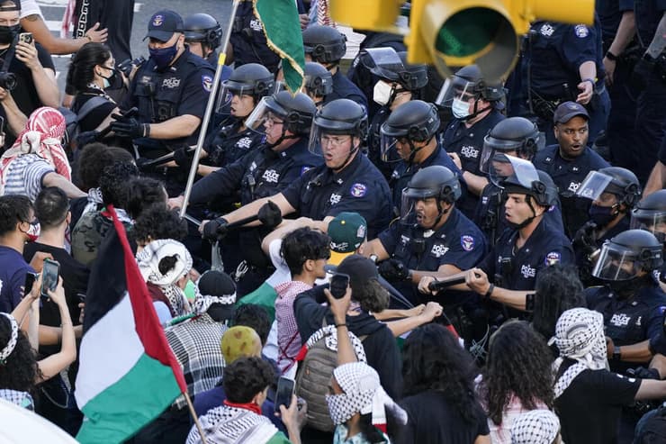 מפגינים פרו-פלסטינים מול שוטרים בניו יורק, אמש  