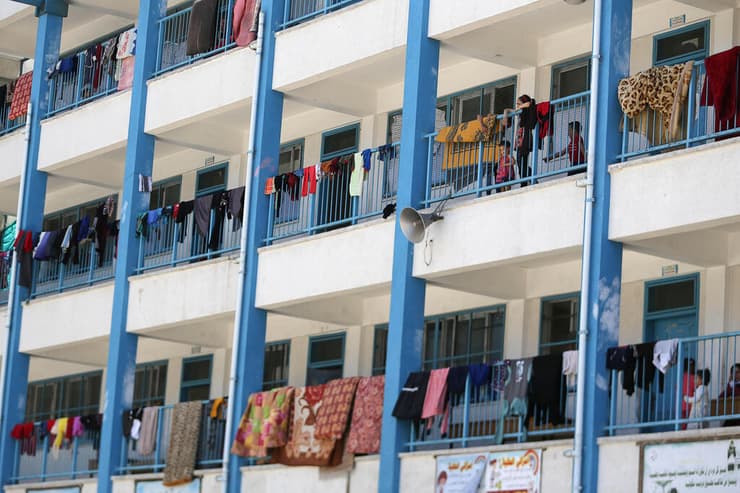 פלסטינים שנאלצו לעזוב את ביתם מצאו מקלט בבית ספר של אונר"א בעזה