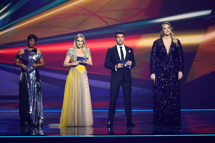 המנחה ניקי דה יאגר בחצי הגמר של אירוויזיון 2021