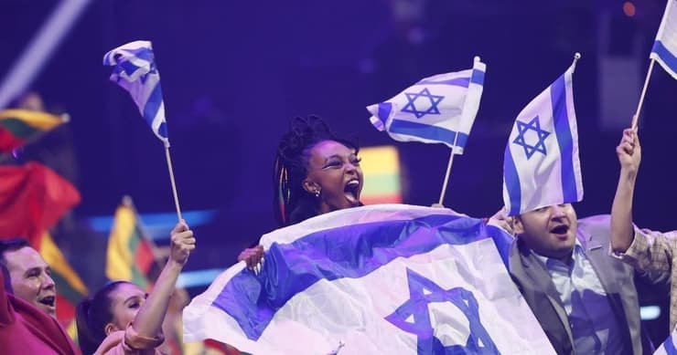 עדן אלנה חוגגת עם דגל ישראל