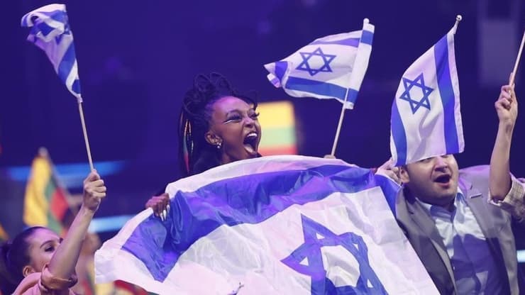 עדן אלנה חוגגת עם דגל ישראל