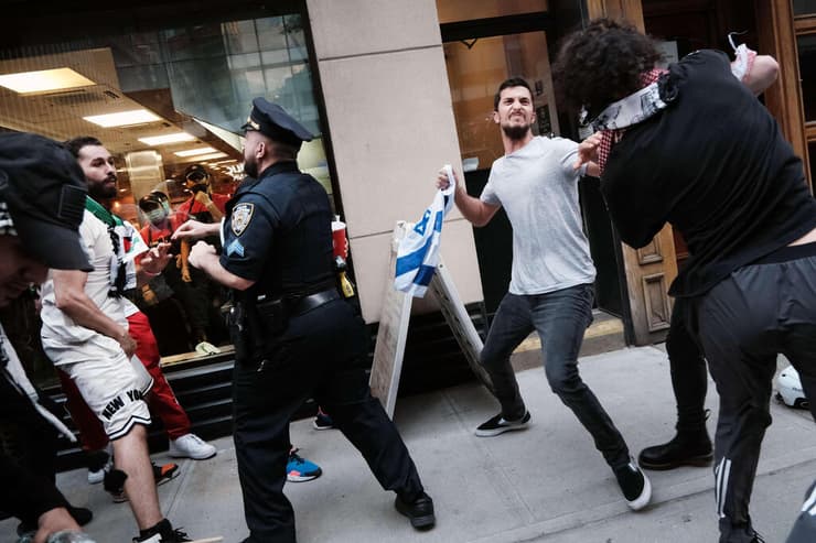 קטטה הפגנות בעד ו נגד ישראל ניו יורק ארה"ב הפגנה