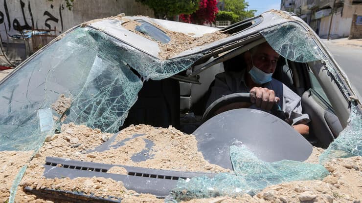 פלסטיני בעזה נוסע במכוניתו שניזוקה קשות בתקיפת צה"ל