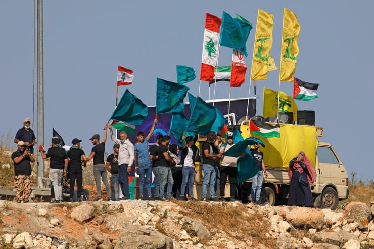 הרתעה הדדית. דגלי חיזבאללה בהפגנה נגד ישראל בגבול לבנון