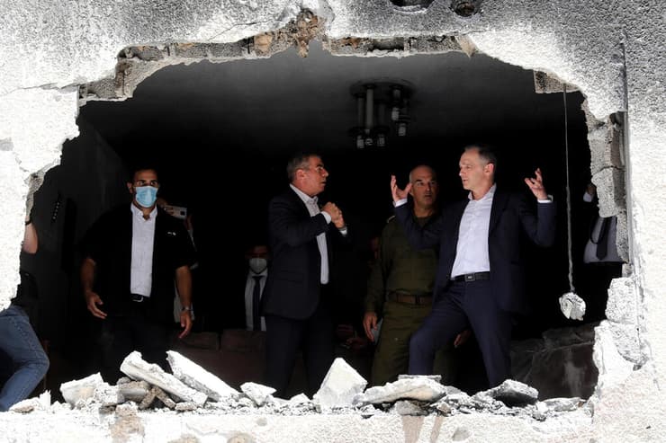 גבי אשכנזי ושרי החוץ של גרמניה, צ'כיה וסלובקיה מבקרים בבניין בו פגעה רקטה
