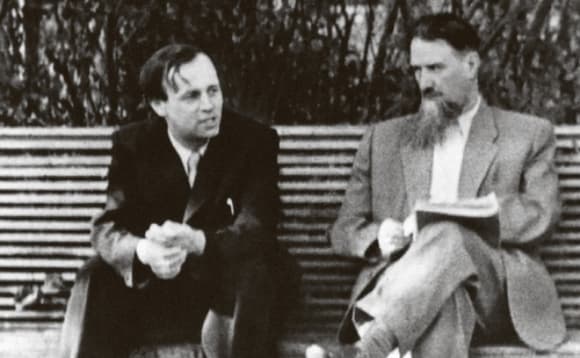 בין אבות הנשק הגרעיני הסובייטי. סחרוב (משמאל) עם איגור קורצ'טוב במוסקבה, 1958 