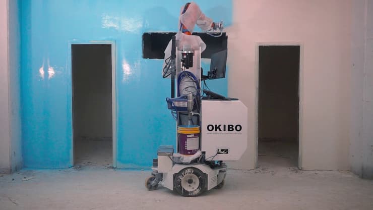 הרובוט האוטונומי של חברת Okibo שיודע ליישם חומרי גמר על קירות ותקרות באתרי בנייה         