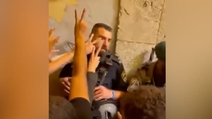 חגיגות ניצחון והתגרות באל אקצה: המונים קוראים ברכות לגדודי עז א-דין לעבר שוטרים ושוטרי מג"ב