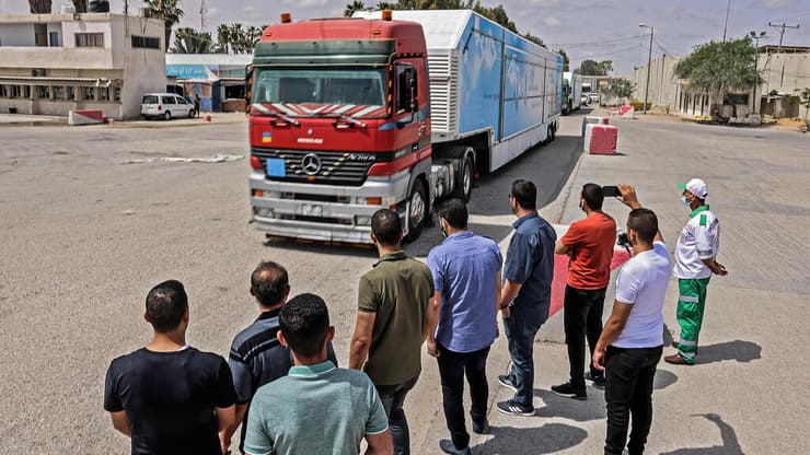משאיות עם סיוע הומניטרי לעזה