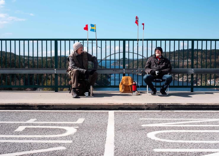 אחים נפגשים ב גשר על ה גבול בין שבדיה ל נורבגיה קורונה