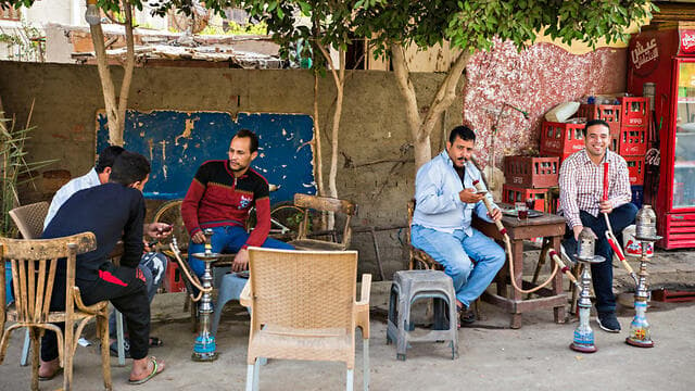 חלק בלתי נפרד מהתרבות הערבית. מעשנים נרגילה ברחובות קהיר
