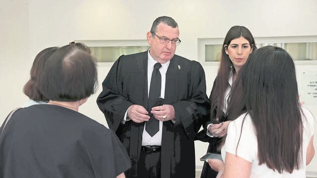 עו''ד איתן ארז, עם חלק ממשקיעי בן ארי בדיון בבית המשפט