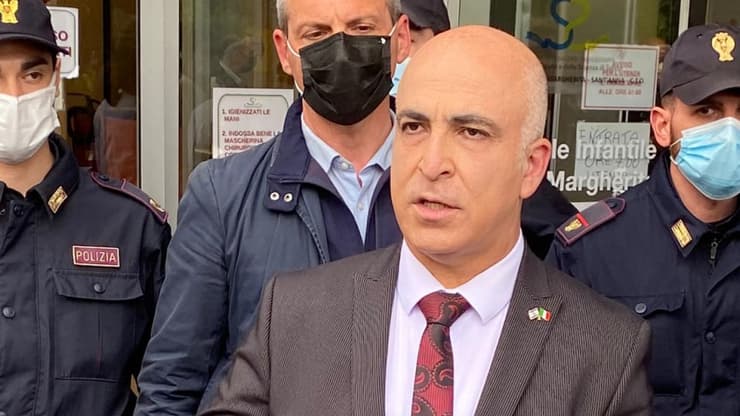 שגריר ישראל באיטליה דרור אידר מחוץ לבית החולים לילדים בו מאושפז איתן בירן