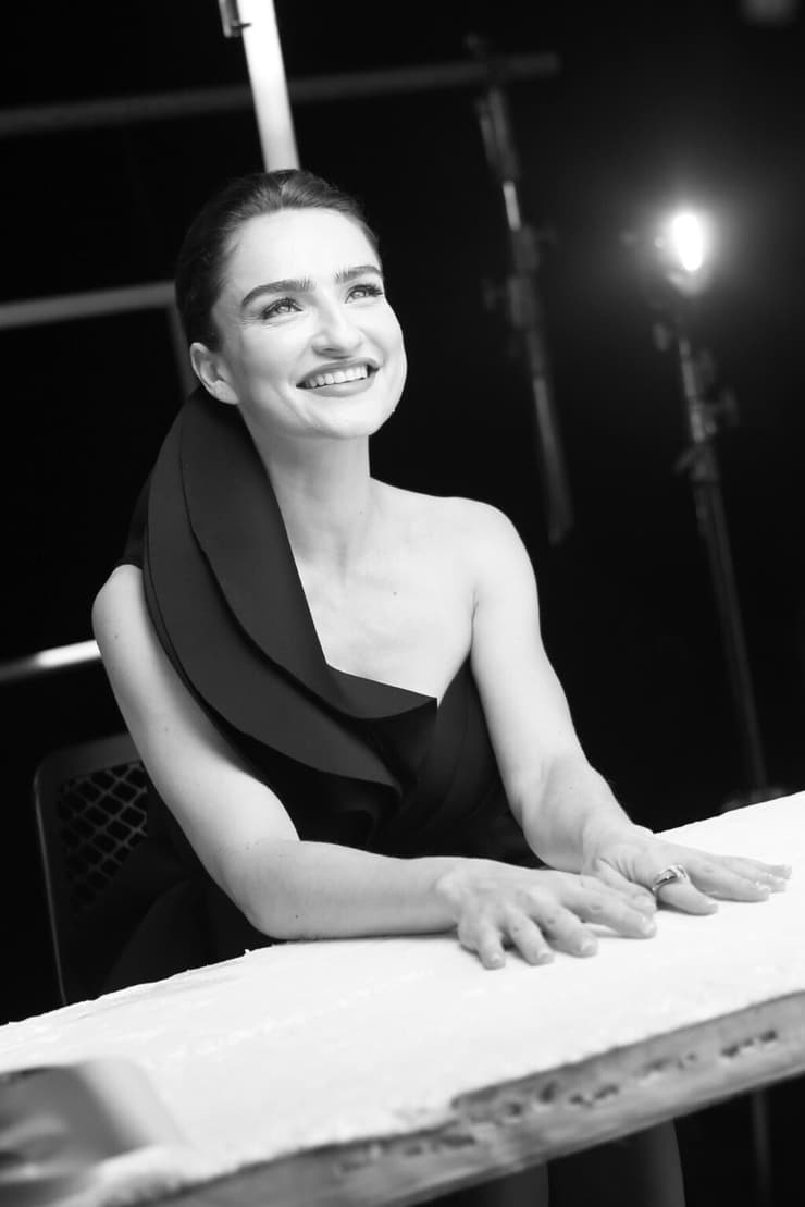 אניה בוקשטיין בצילומי קמפיין היופי של איב סן לורן