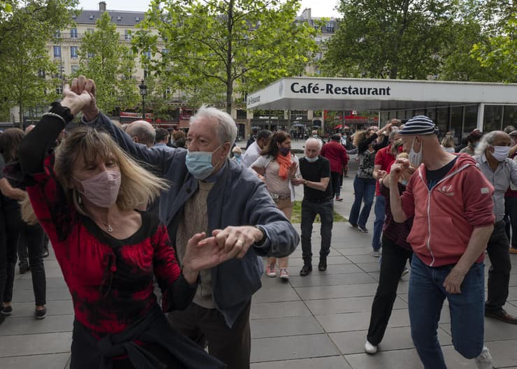 רוקדים ונהנים בכיכר הרפובליקה בפריז, בינתיים עם מסכות  