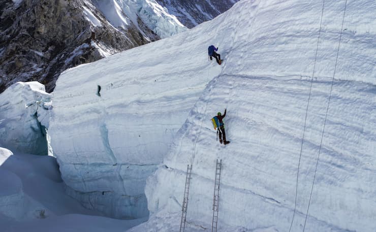 מטפסים חוצים קיר קרח בדרך להר האוורסט