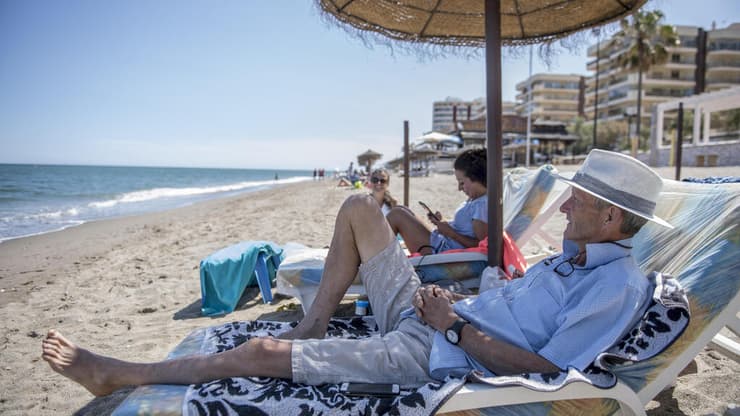 תיירים מבריטניה מבלים בחוף בספרד. גם הווריאנט לא מונע כניסה  