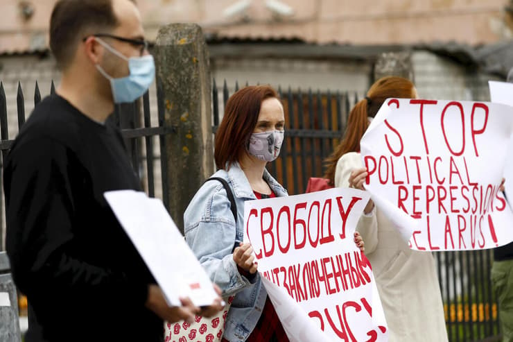 הפגנה מול שגרירות  בלארוס ב לטביה עם תמונות רומן פרוטסביץ' וחברתו סופיה ספגה