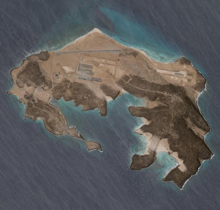 תימן בסיס חיל אוויר מסתורי נבנה ב אי הגעשי מאיון כנראה על ידי איחוד האמירויות תמונות לוויין 11 באפריל